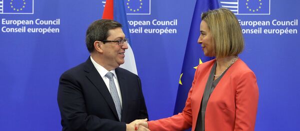 Alta representante para Relações Exteriores da UE Federica Mogherini cumprimenta o chanceler cubano Bruno Rodríguez Parrilla Alta representante para Relações Exteriores da UE Federica Mogherini cumprimenta o chanceler cubano Bruno Rodríguez Parrilla - Sputnik Brasil