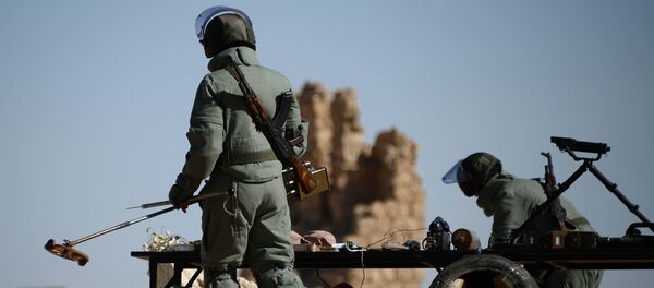 Instrutores russos ensinam soldados sírios a trabalhar com busca de explosivos (foto de arquivo) Instrutores russos ensinam soldados sírios a trabalhar com busca de explosivos (foto de arquivo) - Sputnik Brasil