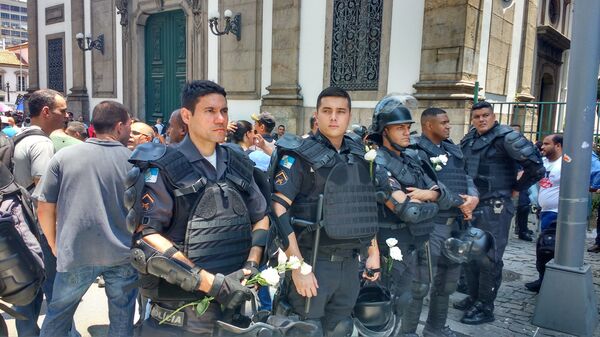 PM com flores dadas por manifestantes em ato na Alerj - 12 de dezembro de 2016 - Sputnik Brasil