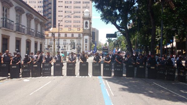 Tropa de choque da PM faz cerco à manifestação em frente à Alerj - 12 de dezembro de 2016 - Sputnik Brasil