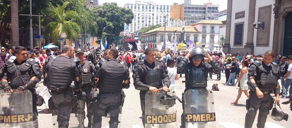 Manifestação em frente à Alerj contra pacote de austeridade do governo estadual - 12 de dezembro de 2016 - Sputnik Brasil