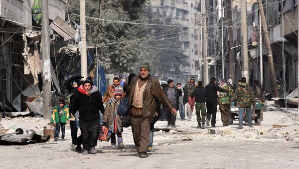 Moradores fogem do bairro de al-Salihin, na zona leste de Aleppo, em 12 de dezembro de 2016 - Sputnik Brasil
