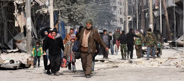 Moradores fogem do bairro de al-Salihin, na zona leste de Aleppo, em 12 de dezembro de 2016 - Sputnik Brasil