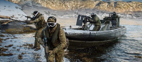 Efetivos dos Reais Fuzileiros Navais e da Marinha Real do esquadrão de assalto 539 executam um desembarque em praia a partir de uma lancha de assalto em Harstad, Noruega - Sputnik Brasil