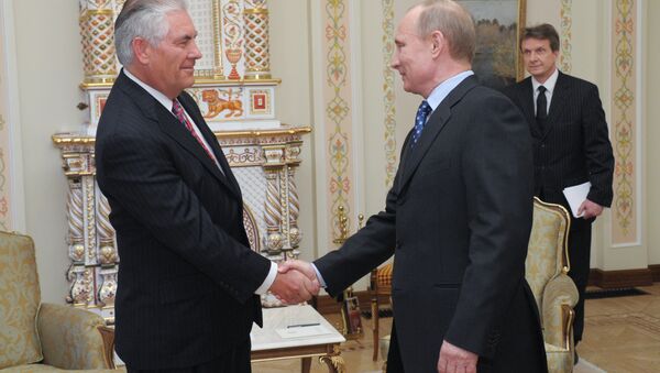 Chefe da empresa ExxonMobil, Rex Tillerson, durante o encontro com o então primeiro-ministro (agora presidente) da Rússia, Vladimir Putin, na residëncia em Novo-Ogarevo, abril de 2012 - Sputnik Brasil