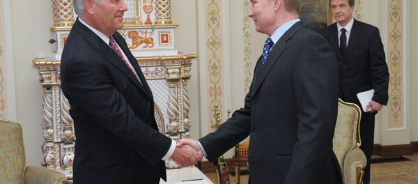Chefe da empresa ExxonMobil, Rex Tillerson, durante o encontro com o então primeiro-ministro (agora presidente) da Rússia, Vladimir Putin, na residëncia em Novo-Ogarevo, abril de 2012 Chefe da empresa ExxonMobil, Rex Tillerson, durante o encontro com o então primeiro-ministro (agora presidente) da Rússia, Vladimir Putin, na residëncia em Novo-Ogarevo, abril de 2012 - Sputnik Brasil