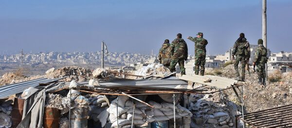 Syrian pro-government forces patrol Aleppo's Sheikh Saeed district, on December 12, 2016, after troops retook the area from rebel fighters - Sputnik Brasil