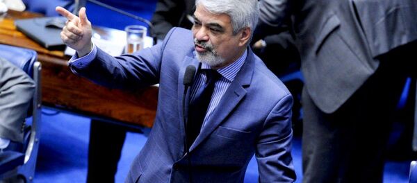 Senador Humberto Costa, líder do PT na Casa, criticando a PEC 55 durante a sessão de votação nesta terça (13) Senador Humberto Costa, líder do PT na Casa, criticando a PEC 55 durante a sessão de votação nesta terça (13) - Sputnik Brasil