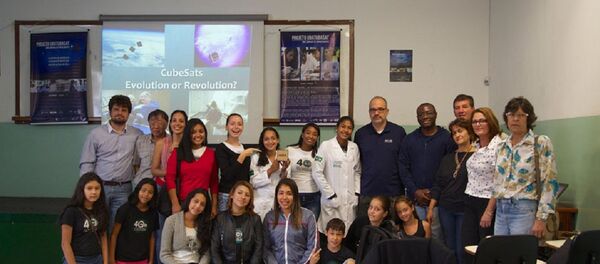 Alunos e professores envolvidos no projeto do satélite Tancredo 1 - Sputnik Brasil