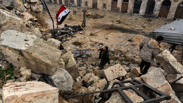Membro das tropas governamentais hasteia uma bandeira da Síria em Aleppo - Sputnik Brasil