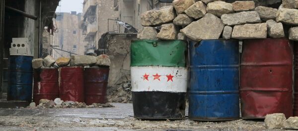 Uma bandeira síria improvisada em um bairro da zona leste de Aleppo libertado pelo exército nacional, em 13 de dezembro de 2016 - Sputnik Brasil