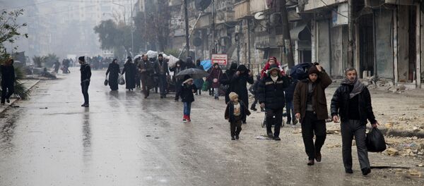 Civis sírios deixam zonas controlados por extremistas, Aleppo, 13 de dezembro - Sputnik Brasil