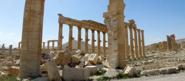 A vista dos restos do Arco do Triunfo, também chamado de Arco Monumental de Palmira, que foi destruído pelos jihadistas do Daesh em outubro de 2015 na antiga cidade síria de Palmira - Sputnik Brasil