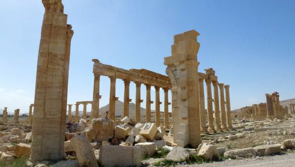 A vista dos restos do Arco do Triunfo, também chamado de Arco Monumental de Palmira, que foi destruído pelos jihadistas do Daesh em outubro de 2015 na antiga cidade síria de Palmira - Sputnik Brasil