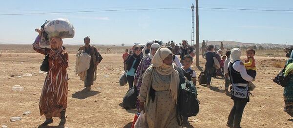 Civis saem de Raqqa através do corredor aberto pelas Forças Democráticas da Síria. - Sputnik Brasil