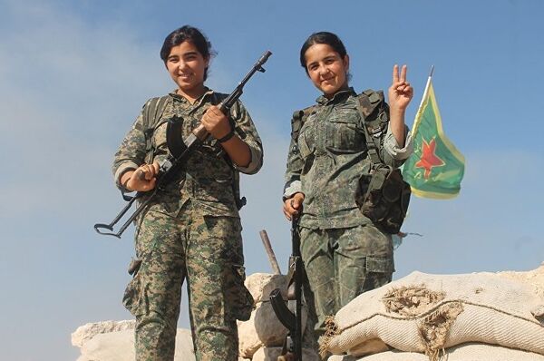 Duas militantes das forças femininas YPJ - Sputnik Brasil