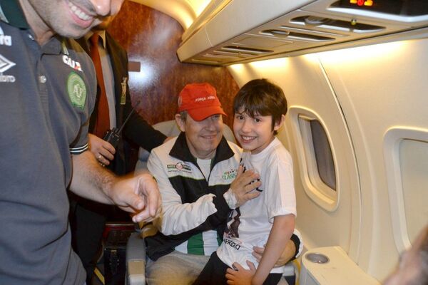 Emoção no reencontro do radialista com o filho Otávio de 11 anos ao chegar em Chapecó  - Sputnik Brasil