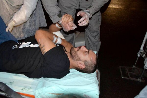 O jogador Alan Ruschel saindo do avião que o trouxe  de volta a Chapecó  - Sputnik Brasil