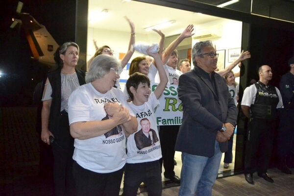 Familiares e amigos do jornalista Rafael Henzel comemoraram a volta dele para Chapecó após o acidente - Sputnik Brasil