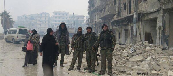 Soldados sírios com civis que voltaram a Aleppo - Sputnik Brasil