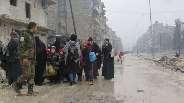 Soldados acolhem pessoas nas áreas libertadas de Aleppo - Sputnik Brasil