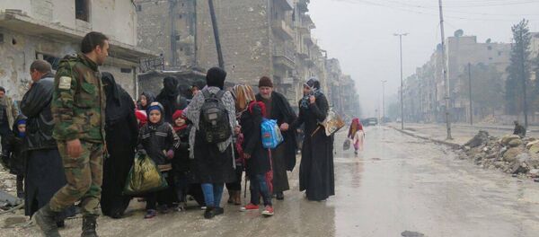Soldados acolhem pessoas nas áreas libertadas de Aleppo - Sputnik Brasil