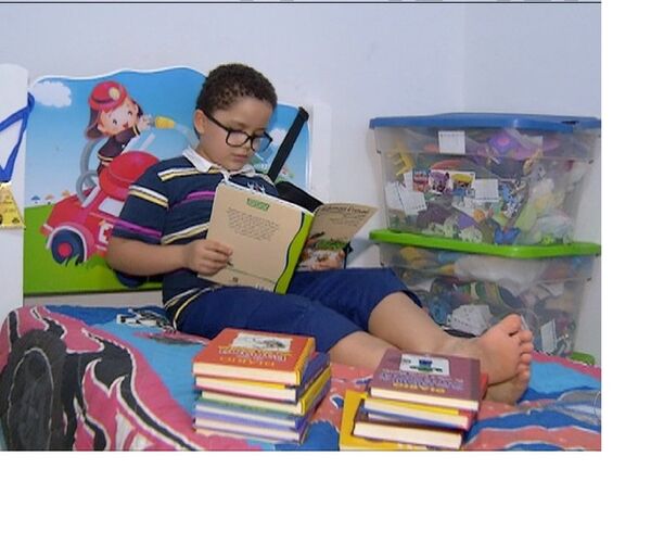 Cadu (Carlos Eduardo), de 7 anos, leu 88 livros apenas este ano. - Sputnik Brasil