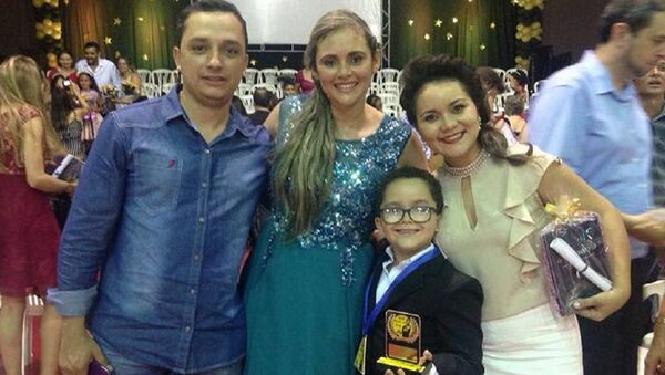Cadu, o pai, a professora e a mãe na cerimônia do Oscar da Leitura na escola - Sputnik Brasil