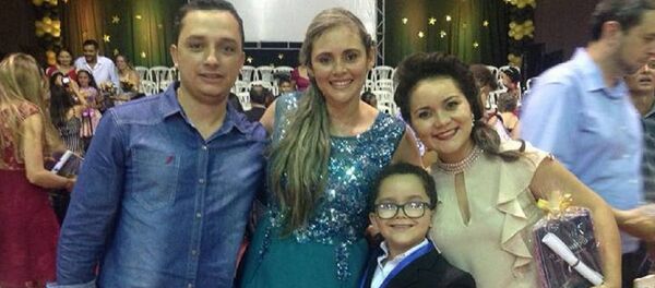 Cadu, o pai, a professora e a mãe na cerimônia do Oscar da Leitura na escola - Sputnik Brasil