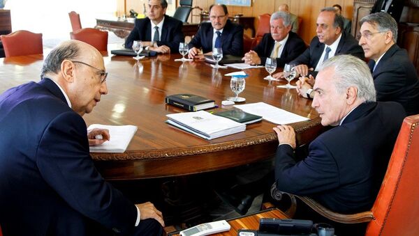Presidente Michel Temer e o Ministro da Fazenda, Henrique Meirelles durante reunião com governadores - Sputnik Brasil