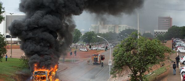 Manifestantes e policiais reproduzem cenário de guerra em Brasília após aprovação da PEC 55, em 13 de dezembro de 2016 - Sputnik Brasil