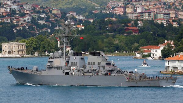Destróier USS Porter da Marinha dos EUA entra no mar Negro pelo estreito de Bósforo em Istambul (foto de arquivo) - Sputnik Brasil