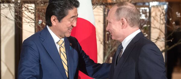 O presidente russo Vladimir Putin e o primeiro-ministro japonês Shinzo Abe, durante uma reunião em Nagato, Prefeitura de Yamaguchi, 15 de dezembro de 2016 - Sputnik Brasil