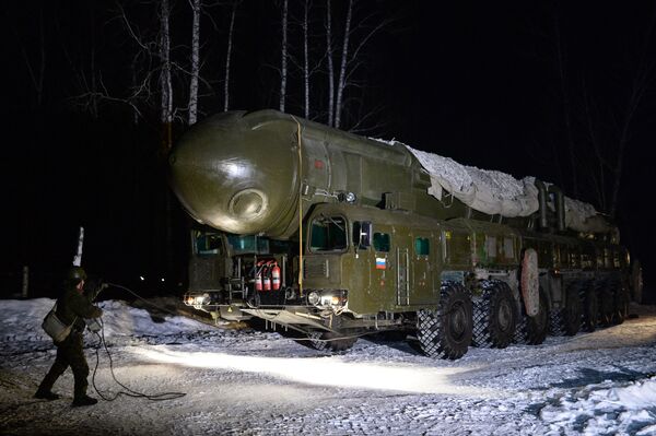 Míssil balístico intercontinental (ICBM) Topol da unidade de mísseis de Novossibirsk durante treinamentos - Sputnik Brasil