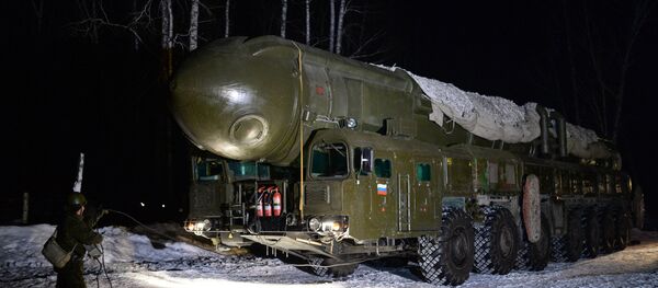 Míssil balístico intercontinental (ICBM) Topol da unidade de mísseis de Novossibirsk durante treinamentos Míssil balístico intercontinental (ICBM) Topol da unidade de mísseis de Novossibirsk durante treinamentos - Sputnik Brasil