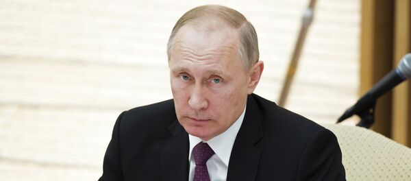 O presidente da Rússia, Vladimir Putin, participa de um almoço de trabalho com Shinzo Abe, primeiro-ministro do Japão (não retratado) em Tóquio em 16 de dezembro de 2016. - Sputnik Brasil