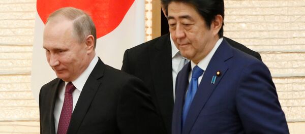 O presidente russo Vladimir Putin anda com o primeiro-ministro japonês Shinzo Abe na chegada para um almoço de negociações em Tóquio, Japão, sexta-feira, 16 de dezembro de 2016 O presidente russo Vladimir Putin anda com o primeiro-ministro japonês Shinzo Abe na chegada para um almoço de negociações em Tóquio, Japão, sexta-feira, 16 de dezembro de 2016 - Sputnik Brasil