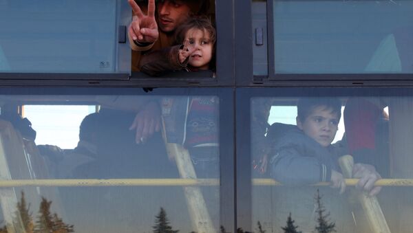 Sírios evacuados de Aleppo oriental chegam na região de Khan al-Aassal, controlada pela oposição, em 15 de dezembro de 2016, a primeira parada rumo aos campos temporários na periferia de Idlib. - Sputnik Brasil