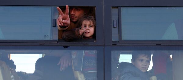 Sírios evacuados de Aleppo oriental chegam na região de Khan al-Aassal, controlada pela oposição, em 15 de dezembro de 2016, a primeira parada rumo aos campos temporários na periferia de Idlib. - Sputnik Brasil