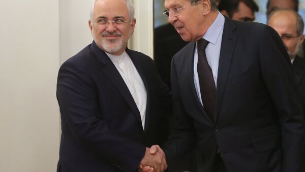 Ministro das Relações Exteriores do Irã Mohammad Javad Zarif e o chanceler russo Sergei Lavrov durante o encontro em Moscou, Rússia, outubro de 2016 - Sputnik Brasil