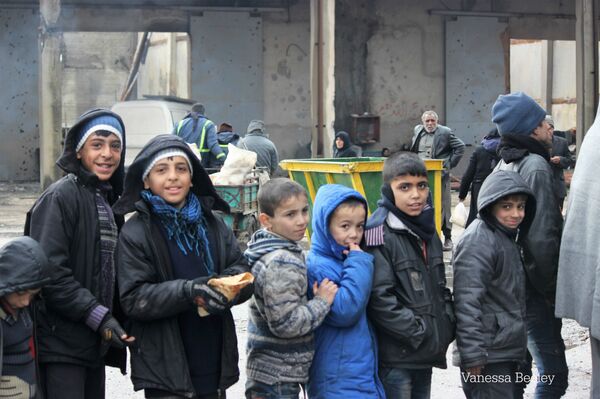 Crianças durante a evacuação em Aleppo oriental - Sputnik Brasil