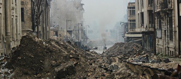 Praça principal na antiga cidade de Aleppo oriental, libertada um dia antes pelo exército sírio Praça principal na antiga cidade de Aleppo oriental, libertada um dia antes pelo exército sírio - Sputnik Brasil