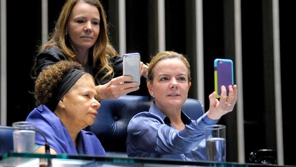 Senadoras Gleisi Hoffmann, Vanessa Grazziotin e Regina Sousa fazem transmissões ao vivo para criticar pacote econômico de Temer - Sputnik Brasil
