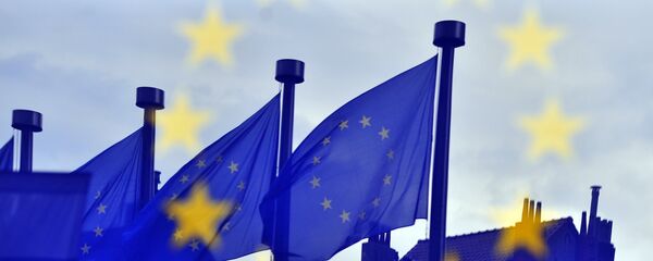 Bandeiras da União Europeia refletidas na entrada do Edifício Berlaymont, sede da Comissão Europeia, em Bruxelas - Sputnik Brasil