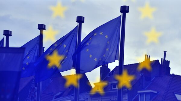Bandeiras da União Europeia refletidas na entrada do Edifício Berlaymont, sede da Comissão Europeia, em Bruxelas - Sputnik Brasil
