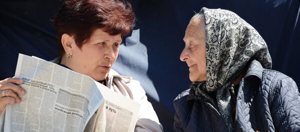 Mulheres ucranianas discutam as últimas notícias - Sputnik Brasil