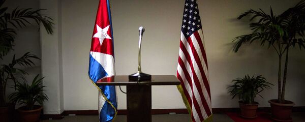 Bandeiras nacionais de Cuba e EUA - Sputnik Brasil
