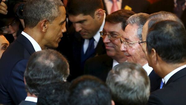 Barack Obama e Raúl Castro conversam antes da abertura da Cúpula das Américas - Sputnik Brasil