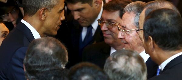 Barack Obama e Raúl Castro conversam antes da abertura da Cúpula das Américas - Sputnik Brasil
