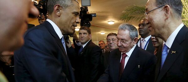 Presidente dos EUA Barack Obama e o líder cubano Raúl Castro apertam as mãos na abertura da Cúpula das Américas no Panamá - Sputnik Brasil